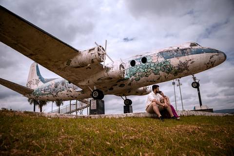 As melhores ideias e inspirações criativas de fotos para ensaio pré wedding no  Avião de Araçariguama em São Paulo'