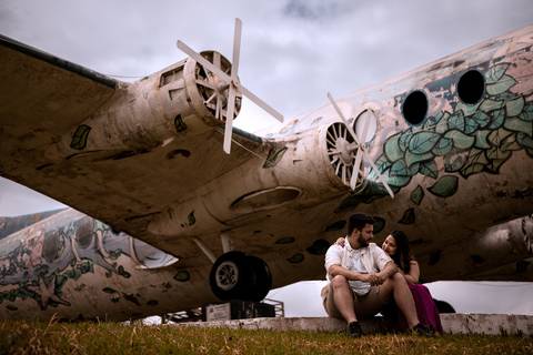 As melhores ideias e inspirações criativas de fotos para ensaio pré wedding no  Avião de Araçariguama em São Paulo'
