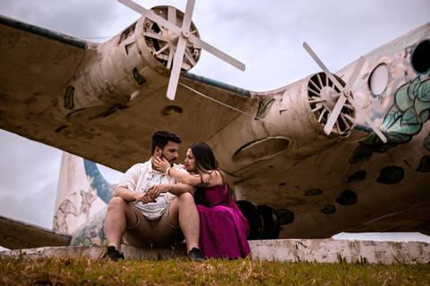 As melhores ideias e inspirações criativas de fotos para ensaio pré wedding no  Avião de Araçariguama em São Paulo'
