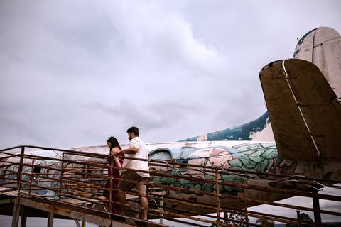 As melhores ideias e inspirações criativas de fotos para ensaio pré wedding no  Avião de Araçariguama em São Paulo'