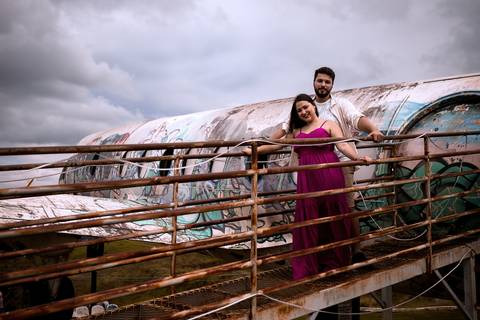 As melhores ideias e inspirações criativas de fotos para ensaio pré wedding no  Avião de Araçariguama em São Paulo'