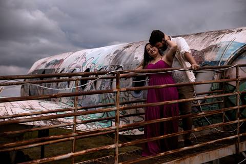 As melhores ideias e inspirações criativas de fotos para ensaio pré wedding no  Avião de Araçariguama em São Paulo'