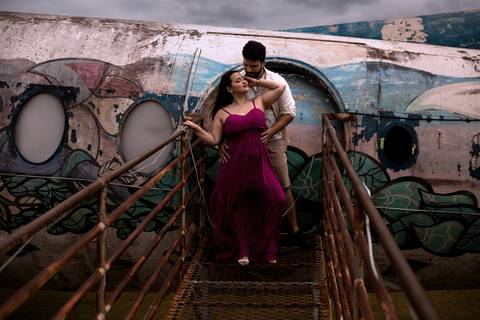 As melhores ideias e inspirações criativas de fotos para ensaio pré wedding no  Avião de Araçariguama em São Paulo'