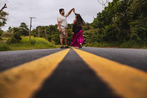 As melhores ideias e inspirações criativas de fotos para ensaio pré wedding na Estrada'