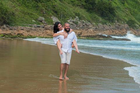 As melhores ideias e inspirações criativas de fotos para ensaio pré wedding na Praia do Tombo - Mirante de Vidro - Guarujá'