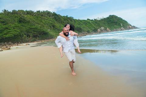 As melhores ideias e inspirações criativas de fotos para ensaio pré wedding na Praia do Tombo - Mirante de Vidro - Guarujá'