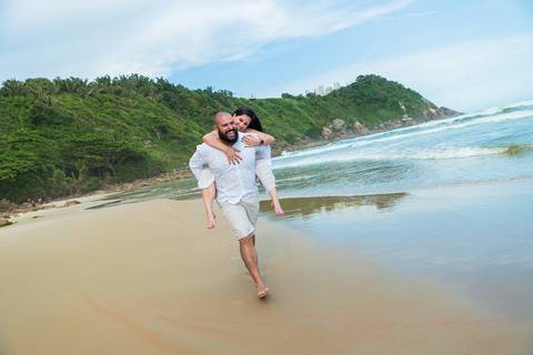 As melhores ideias e inspirações criativas de fotos para ensaio pré wedding na Praia do Tombo - Mirante de Vidro - Guarujá'
