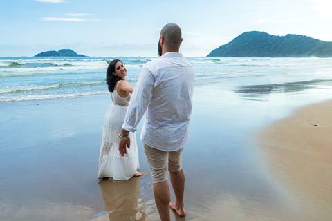 As melhores ideias e inspirações criativas de fotos para ensaio pré wedding na Praia do Tombo - Mirante de Vidro - Guarujá'