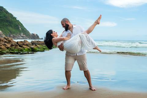 As melhores ideias e inspirações criativas de fotos para ensaio pré wedding na Praia do Tombo - Mirante de Vidro - Guarujá'