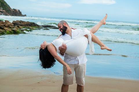 As melhores ideias e inspirações criativas de fotos para ensaio pré wedding na Praia do Tombo - Mirante de Vidro - Guarujá'