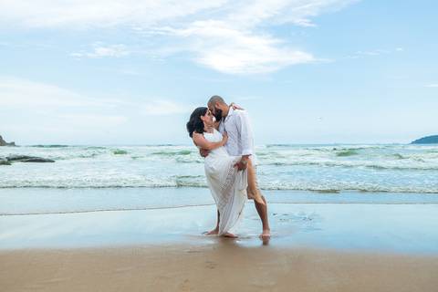As melhores ideias e inspirações criativas de fotos para ensaio pré wedding na Praia do Tombo - Mirante de Vidro - Guarujá'