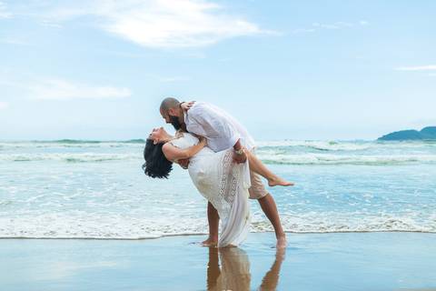 As melhores ideias e inspirações criativas de fotos para ensaio pré wedding na Praia do Tombo - Mirante de Vidro - Guarujá'