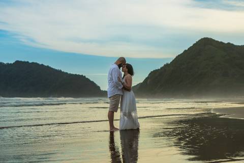 As melhores ideias e inspirações criativas de fotos para ensaio pré wedding na Praia do Tombo - Mirante de Vidro - Guarujá'