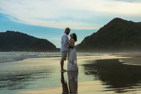 As melhores ideias e inspirações criativas de fotos para ensaio pré wedding na Praia do Tombo - Mirante de Vidro - Guarujá'