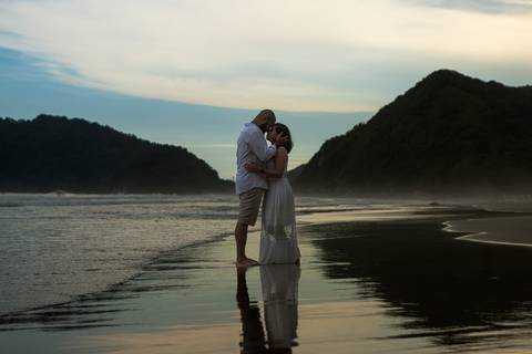 As melhores ideias e inspirações criativas de fotos para ensaio pré wedding na Praia do Tombo - Mirante de Vidro - Guarujá'