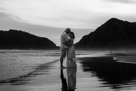 As melhores ideias e inspirações criativas de fotos para ensaio pré wedding na Praia do Tombo - Mirante de Vidro - Guarujá'