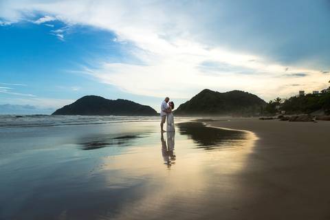 As melhores ideias e inspirações criativas de fotos para ensaio pré wedding na Praia do Tombo - Mirante de Vidro - Guarujá'