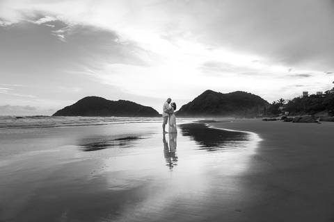 As melhores ideias e inspirações criativas de fotos para ensaio pré wedding na Praia do Tombo - Mirante de Vidro - Guarujá'