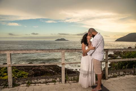 As melhores ideias e inspirações criativas de fotos para ensaio pré wedding na Praia do Tombo - Mirante de Vidro - Guarujá'