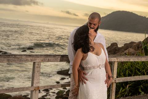 As melhores ideias e inspirações criativas de fotos para ensaio pré wedding na Praia do Tombo - Mirante de Vidro - Guarujá'
