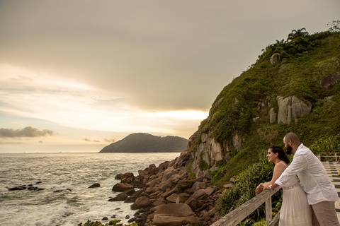 As melhores ideias e inspirações criativas de fotos para ensaio pré wedding na Praia do Tombo - Mirante de Vidro - Guarujá'