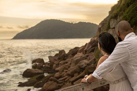 As melhores ideias e inspirações criativas de fotos para ensaio pré wedding na Praia do Tombo - Mirante de Vidro - Guarujá'