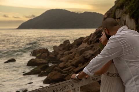 As melhores ideias e inspirações criativas de fotos para ensaio pré wedding na Praia do Tombo - Mirante de Vidro - Guarujá'