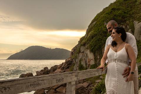 As melhores ideias e inspirações criativas de fotos para ensaio pré wedding na Praia do Tombo - Mirante de Vidro - Guarujá'
