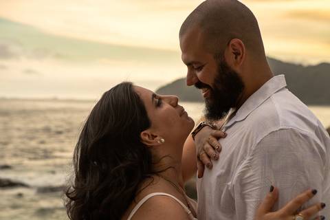 As melhores ideias e inspirações criativas de fotos para ensaio pré wedding na Praia do Tombo - Mirante de Vidro - Guarujá'