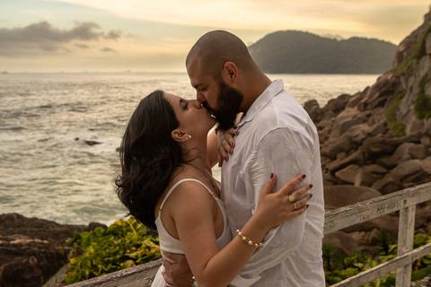 As melhores ideias e inspirações criativas de fotos para ensaio pré wedding na Praia do Tombo - Mirante de Vidro - Guarujá'