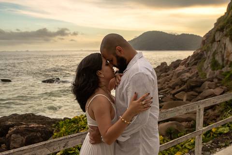 As melhores ideias e inspirações criativas de fotos para ensaio pré wedding na Praia do Tombo - Mirante de Vidro - Guarujá'