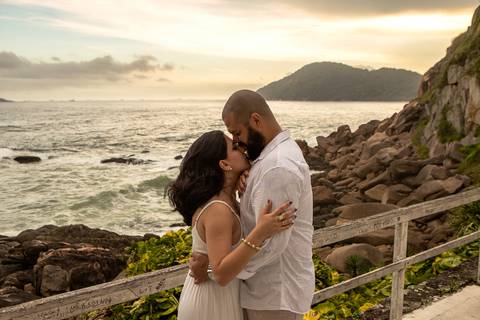As melhores ideias e inspirações criativas de fotos para ensaio pré wedding na Praia do Tombo - Mirante de Vidro - Guarujá'