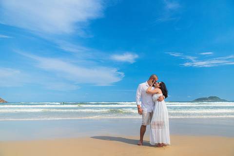 As melhores ideias e inspirações criativas de fotos para ensaio pré wedding na Praia do Tombo - Mirante de Vidro - Guarujá'