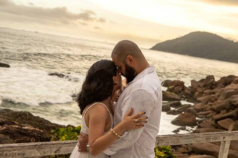 As melhores ideias e inspirações criativas de fotos para ensaio pré wedding na Praia do Tombo - Mirante de Vidro - Guarujá'
