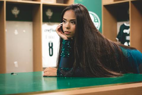 As melhores ideias e inspirações criativas de fotos para ensaio de debutante no Allianz Parque (Estádio do Palmeiras)'