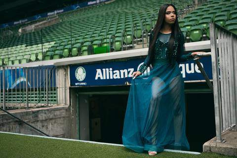As melhores ideias e inspirações criativas de fotos para ensaio de debutante no Allianz Parque (Estádio do Palmeiras)'