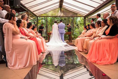 As melhores ideias e inspirações criativas de fotos de casamento momento da cerimônia no Espaço Garden Fest Arujá - SP'