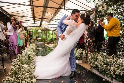 As melhores ideias e inspirações criativas de fotos de casamento momento da cerimônia no Espaço Garden Fest Arujá - SP'