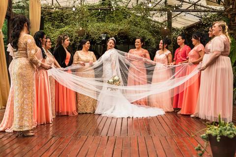 As melhores ideias e inspirações criativas de fotos de casamento momento da cerimônia no Espaço Garden Fest Arujá - SP'