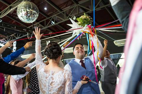 As melhores ideias e inspirações criativas de fotos de casamento momento da recepção no Espaço Garden Fest Arujá - SP'