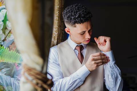 As melhores ideias e inspirações criativas do making of do noivo no Buffet Reis Recepções'