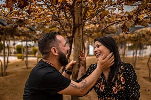 As melhores ideias e inspirações criativas de fotos para ensaio pré wedding na Vinícola Don Pato - Antiquário - Maria Fumaça - São Roque '