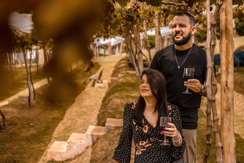 As melhores ideias e inspirações criativas de fotos para ensaio pré wedding na Vinícola Don Pato - Antiquário - Maria Fumaça - São Roque '