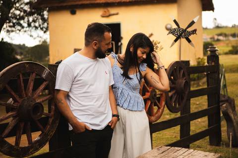 As melhores ideias e inspirações criativas de fotos para ensaio pré wedding na Vinícola Don Pato - Antiquário - Maria Fumaça - São Roque '