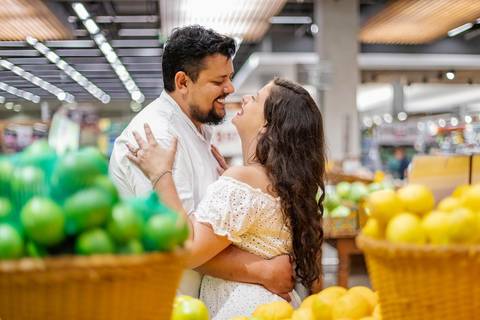 As melhores ideias e inspirações criativas de fotos para ensaio pré wedding no supermercado - SP'