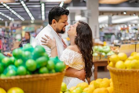As melhores ideias e inspirações criativas de fotos para ensaio pré wedding no supermercado - SP'