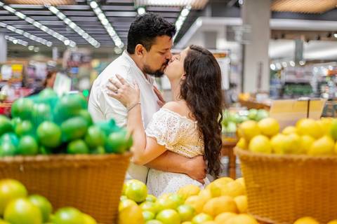 As melhores ideias e inspirações criativas de fotos para ensaio pré wedding no supermercado - SP'