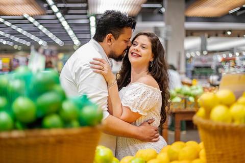 As melhores ideias e inspirações criativas de fotos para ensaio pré wedding no supermercado - SP'