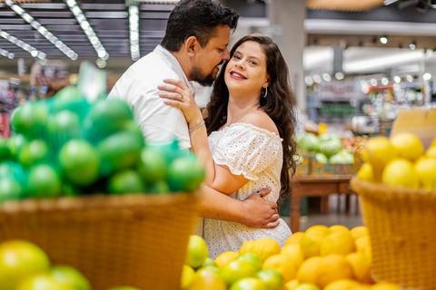 As melhores ideias e inspirações criativas de fotos para ensaio pré wedding no supermercado - SP'