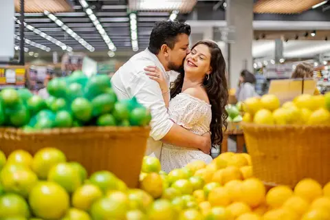 As melhores ideias e inspirações criativas de fotos para ensaio pré wedding no supermercado - SP'